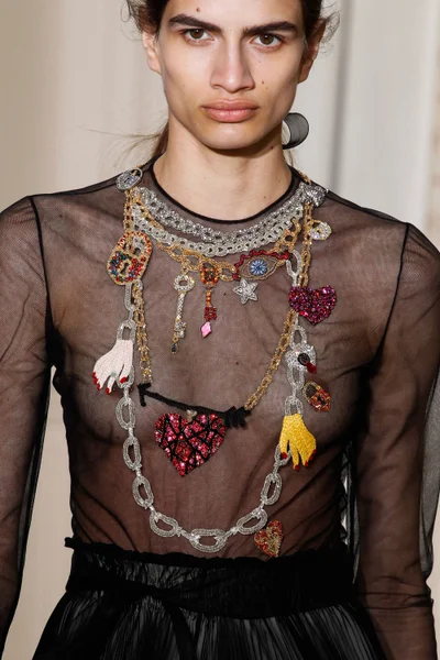 Look 50